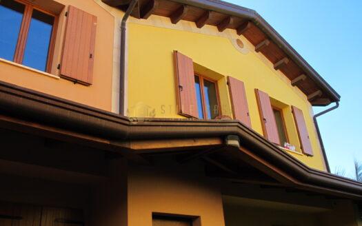 Serravalle : Elegante Mansarda con Ingresso Indipendente