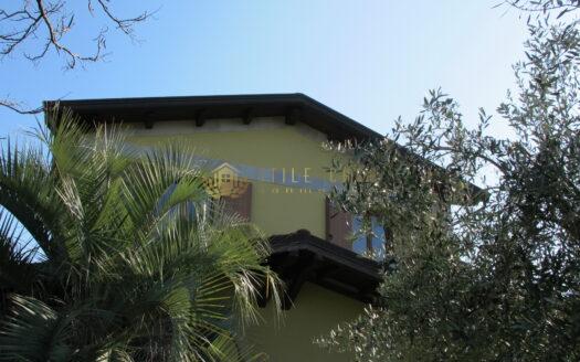 Serravalle : Elegante Mansarda con Ingresso Indipendente