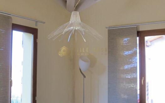 Serravalle : Elegante Mansarda con Ingresso Indipendente
