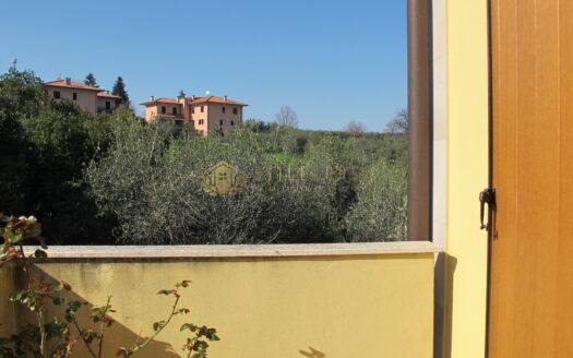 Serravalle : Elegante Mansarda con Ingresso Indipendente
