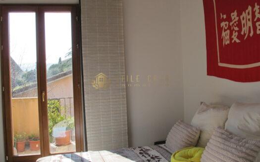 Serravalle : Elegante Mansarda con Ingresso Indipendente
