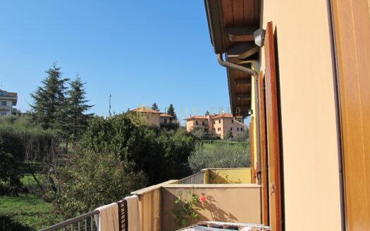 Serravalle : Elegante Mansarda con Ingresso Indipendente